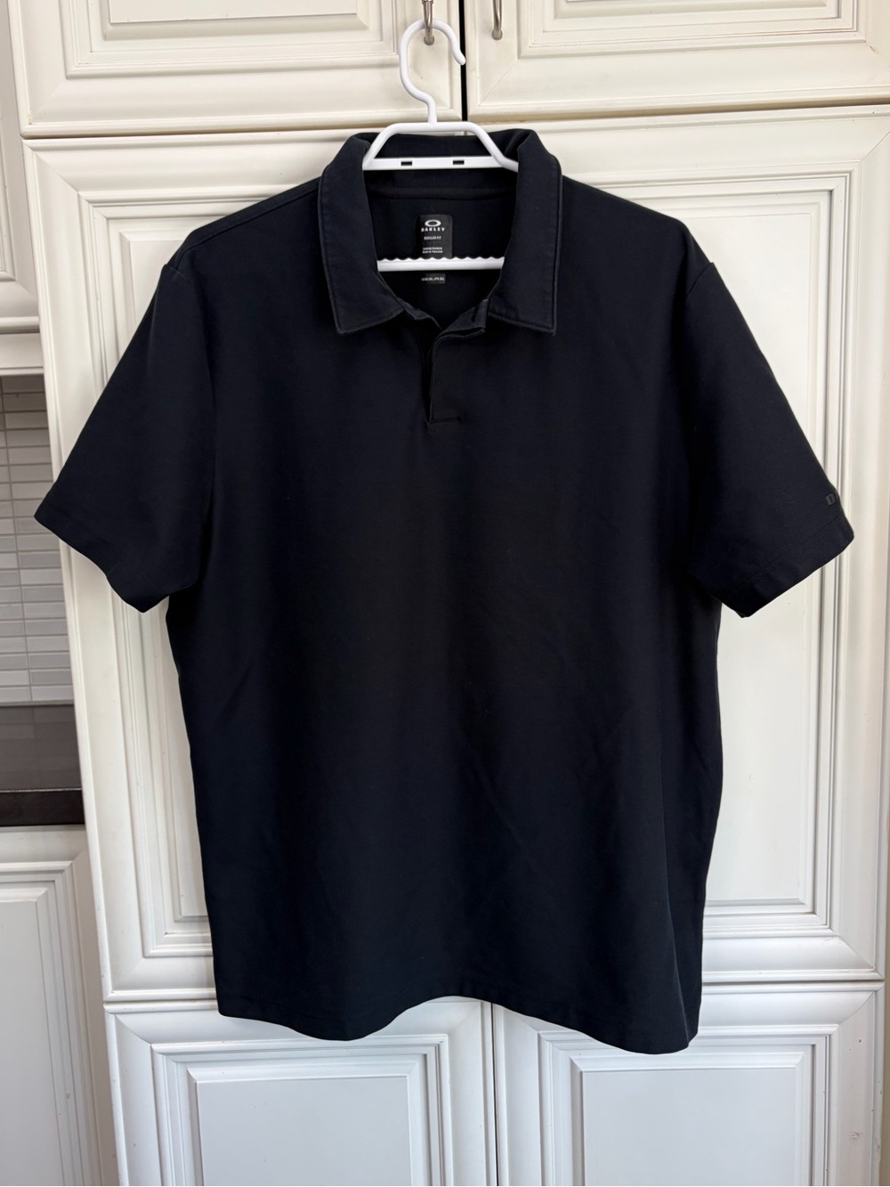 Oakley men’s regular fit black polo t-shirt